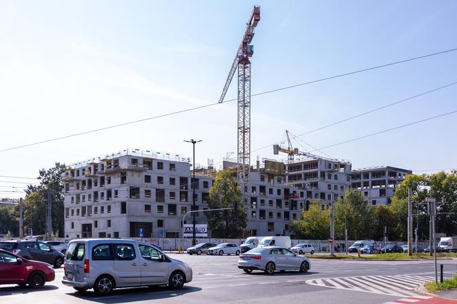 Budowa bloku TBS na skrzyżowaniu ul. Grójeckiej i Banacha w Warszawie