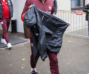 Reprezentacja zmokła na spacerze. Lewandowski się krył przed deszczem