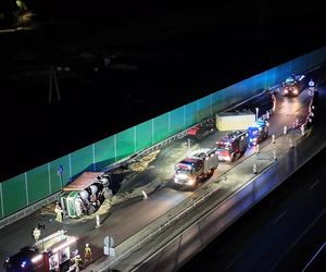 Wypadke na S7. Wjechał na remontowaną drogę. Wielka ciężarówka runęła na bok