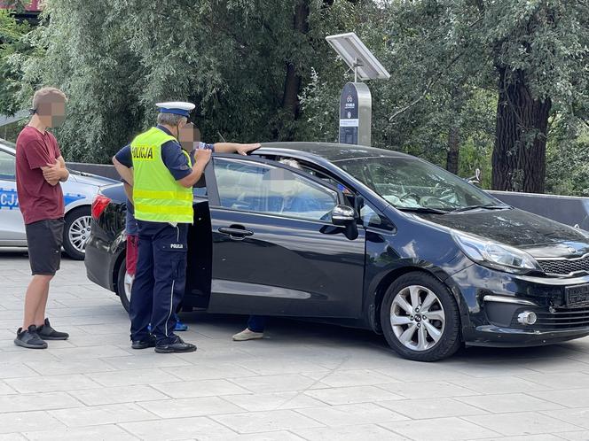 Zasłabł za kierownicą zjeżdżając z mostu Poniatowskiego w Warszawie. Zdemolował stację Veturilo