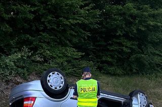 Wypadek na DK 20 pod Bytowem. Rodzina z dziećmi dachowała. Sarna wyskoczyła na jezdnię