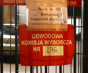 Jest 23, a ludzie wciąż czekają, by zagłosować. Gigantyczna kolejka do lokalu wyborczego w Warszawie