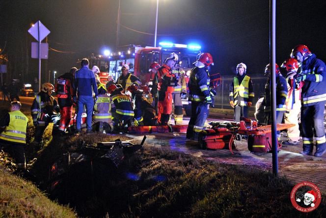 Falenty Duże.  Zderzenie auta osobowego z ogrodzeniem i slupem energetycznym