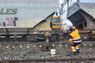 Służby techniczne pracują przy udrażnianiu torów po zderzeniu pociągów w Kuźni Raciborskiej 