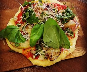 Pyszna pizza na spodzie z wczorajszych ziemniaków