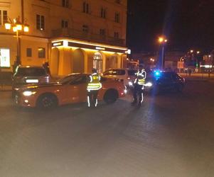 Lubelskie: 22-latek bawił się w BMW po ciszy nocnej. Policjanci kazali mu wywieźć auto na lawecie