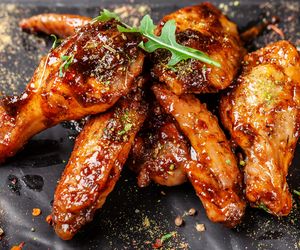Skrzydełka z kurczaka pieczone w miodzie. Przepis na soczyste, lepkie i pełne smaku skrzydełka, które rozpływają się w ustach!