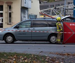 Wieliczka. Dźwig przewrócił się na kontener pracowniczy