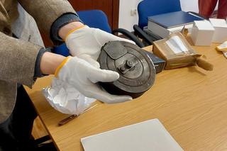 Arsenał w psiej budzie! Wnuczek niechcący odnalazł pamiątki dziadka