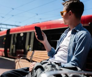 Żabka sprzedaje bilety ZTM na Śląsku. Pasażerowie mogą je kupić taniej