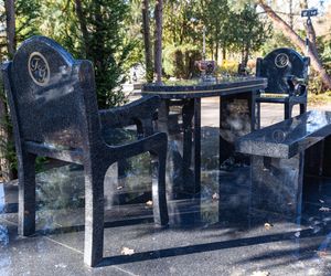 Tego grobu nikt się nie spodziewał! Zadaszenie, stół i krzesła na cmentarzu w Poznaniu