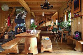 Drewniany dom w górach: góralskie wnętrza pełne uroku