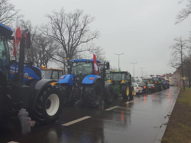 Setki traktorów na ulicach Leszna. Trwa ogólnopolski protest rolników