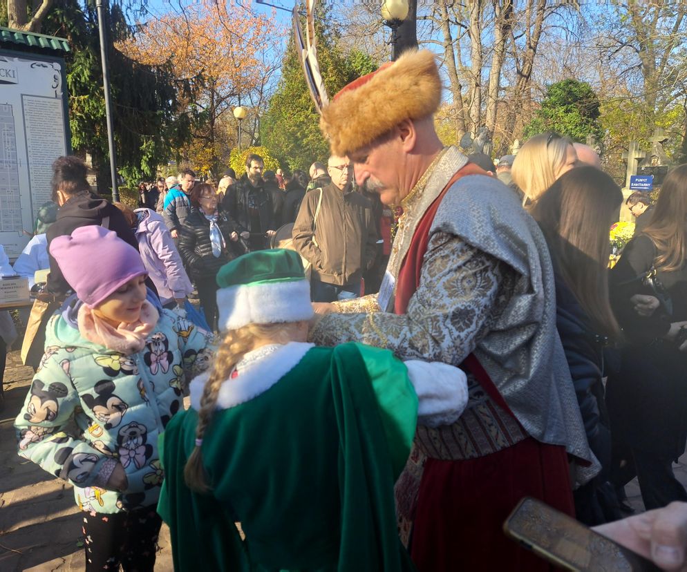 Rekordowy wynik kwesty na cmentarzu Rakowickim w Krakowie. Makłowicz: w puszce same banknoty