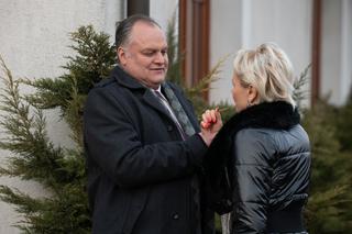 Na Wspólnej odc. 2879. Ilona Zdybicka (Anna Samusionek), Wszoła (Marek Kasprzyk)