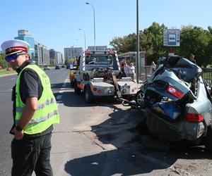 Wypadek w Alejach Jerozolimskich. Samochód uderzył w autobus. Kierowca osobówki nie żyje