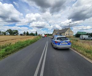 55-letni motorowerzysta zabił się na barierkach! Tragiczny wypadek pod Gnieznem [ZDJĘCIA]