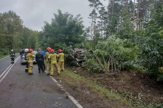 Karetka wypadła z drogi i dachowała. W środku byli pacjent i dwóch ratowników 