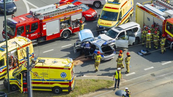 Wypadek radiowozu w Warszawie. Cztery osoby ranne, w tym policjanci