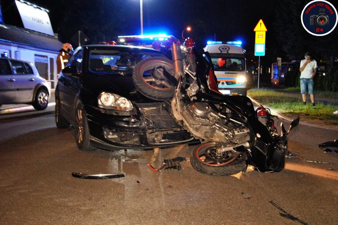 Dramatyczny wypadek motocyklisty w Raszynie. Motocykl dosłownie położył się na samochodzie!