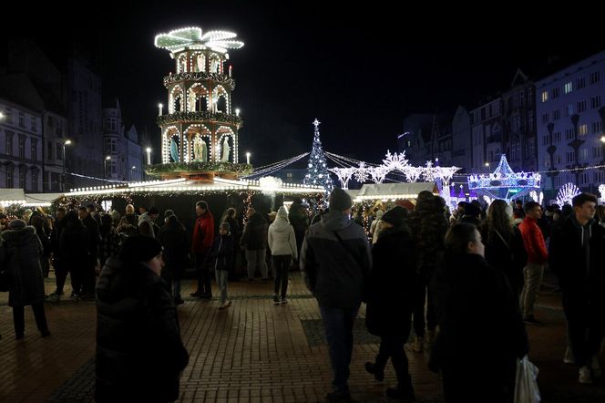 Bytomski rynek świeci się jak choinka. Gwiazda DeLoreana rozświetliła Bytomski Jarmark Świąteczny