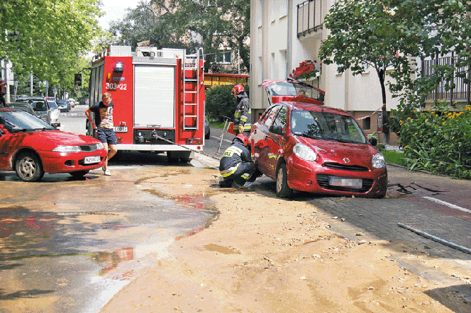 Micra utknęła w dziurze