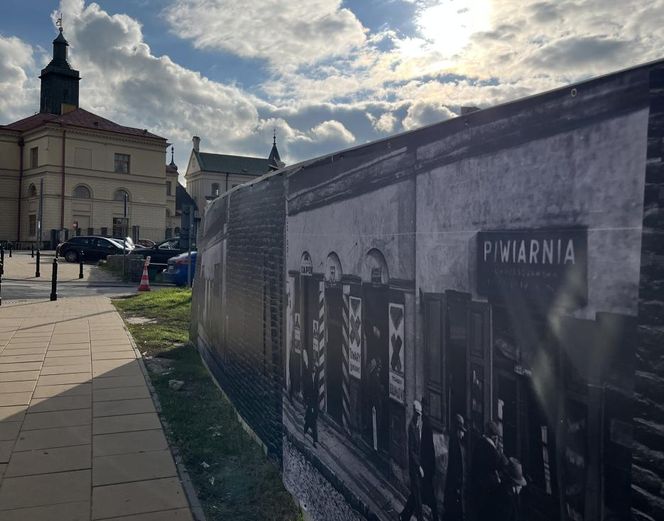 Blaszany płot z centrum miasta zmienił się w atrakcję turystyczną
