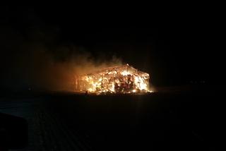 Potężny pożar stodoły w Wielkopolsce. Wichura utrudniała akcję 