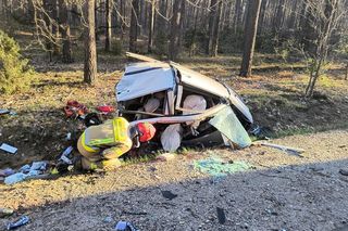 Dramat na drodze. Osobówka rozerwana na strzępy! Dwie osoby w szpitalu.