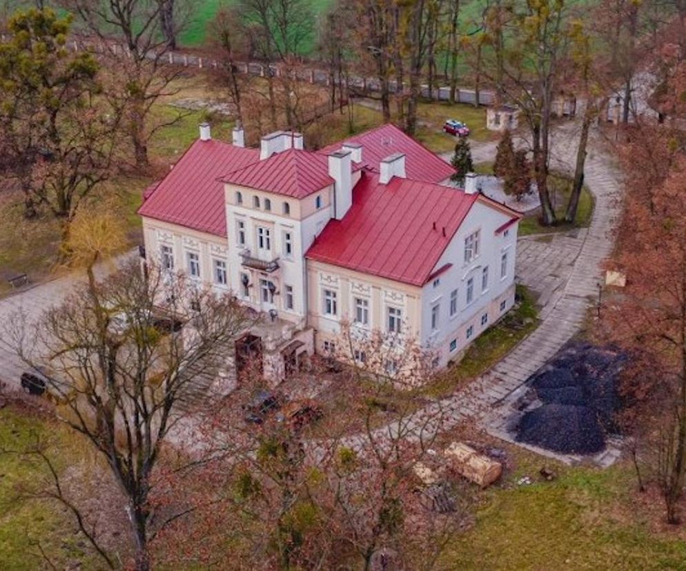 Bajeczny pałac z ogrodem tylko 30 min od Łodzi. Przez lata zmieniał swoją funkcję, ale wciąż zachwyca urokiem!