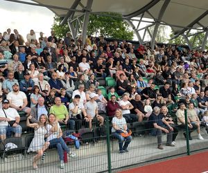 Kibice na otwarciu stadionu w Starachowicach