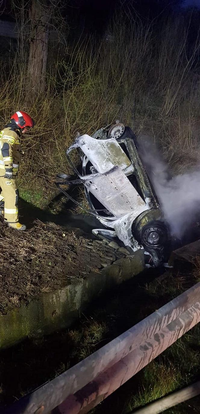 Sietesz. Auto po wypadku stanęło w ogniu