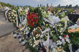 Morze kwiatów na grobie trenera-bohatera