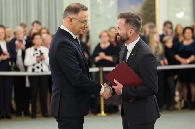 Znany chirurg prof. dr hab. n. med. Kryspin Mitura odebrał z rąk Prezydenta Rzeczypospolitej Polskiej Andrzeja Dudy akt nominacyjny, nadający mu tytuł profesora nauk medycznych i nauk o zdrowiu