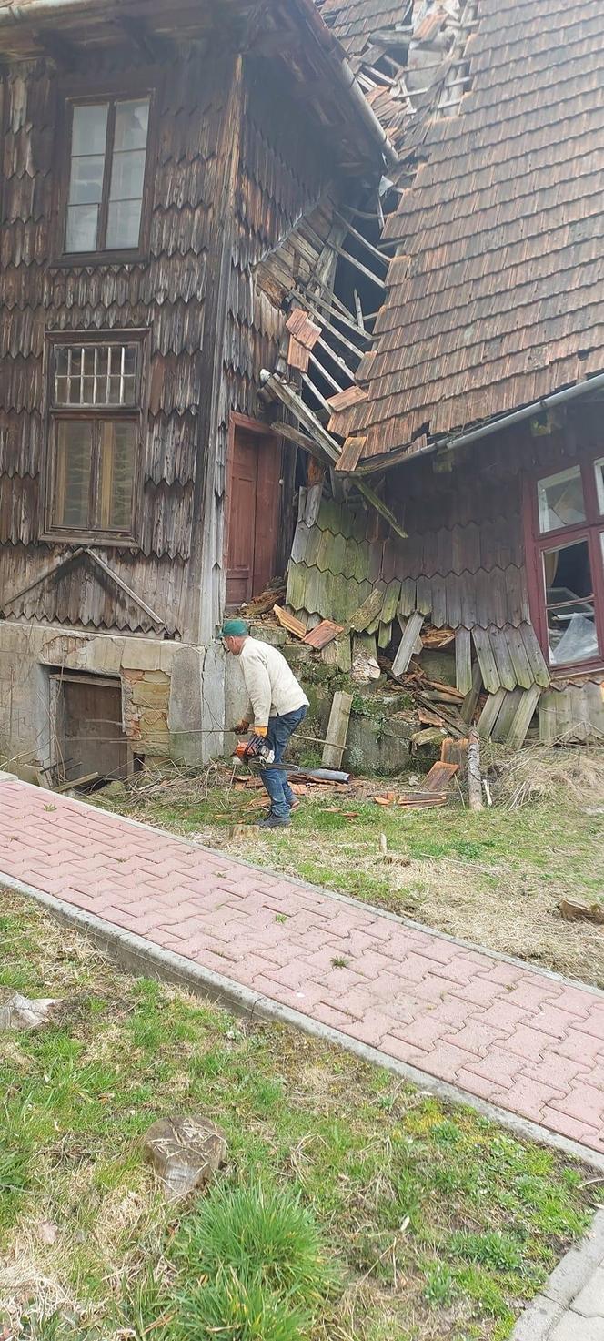 Zabytkowa drewniana plebania w Dydni popada w ruinę