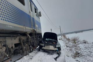 Zderzenie pociągu z samochodem w Charnowie. W wypadku ucierpiała jedna osoba