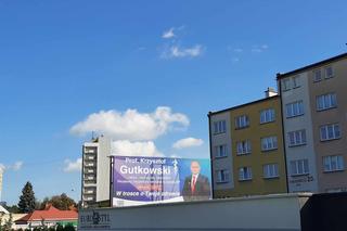 Rzeszowskie osiedla pozaklejane plakatami wyborczymi. Plakat na plakacie 