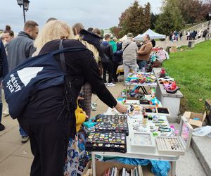 Wyjątkowe antyki ponownie zagościły na Placu Zamkowym w Lublinie. Tak wygląda wrześniowa Lubelska  Giełda Staroci [GALERIA]