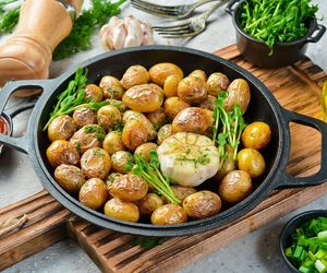 Do młodych ziemniaków dodaję te przyprawy i wstawiam do piekarnika. To najlepszy obiad na lato 