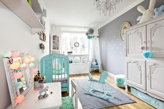 szary kolor ścian i białe meble w pokoju dziecka