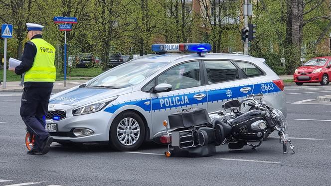 Zmiótł seatem motocyklistę. Koszmarny wypadek na Pradze