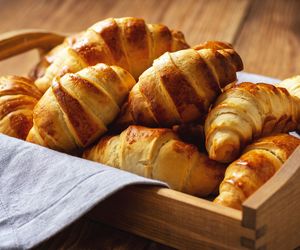 Rogaliki z ciasta francuskiego z budyniem. Szybki przepis na słodką przyjemność