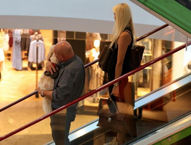 Jasnowidz Jackowski przyłapany w Warszawie. Młodsza, atrakcyjna kobieta i luksusowe zakupy