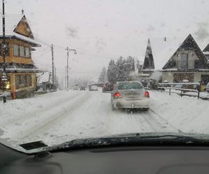 Dachowania, kolizje, wypadki, sparaliżowane drogi. Na Podhalu trwa zimowy armagedon!