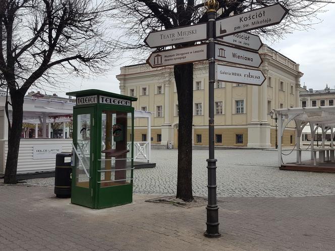 Przy wejściu na Rynek w Lesznie stanęła budka telefoniczna