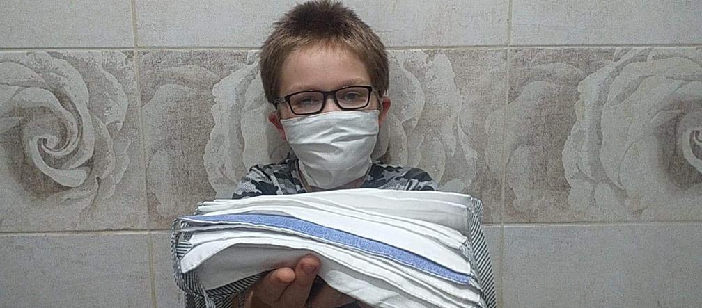 Szyją bo lubią, teraz chcą pomóc. Kolejne setki bawełnianych maseczek na pokładzie żywieckiego szpitala