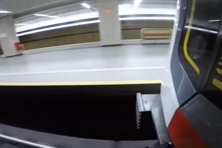 Niebezpieczna zabawa w metrze. Trzymając się wagonu przejechał kilka stacji
