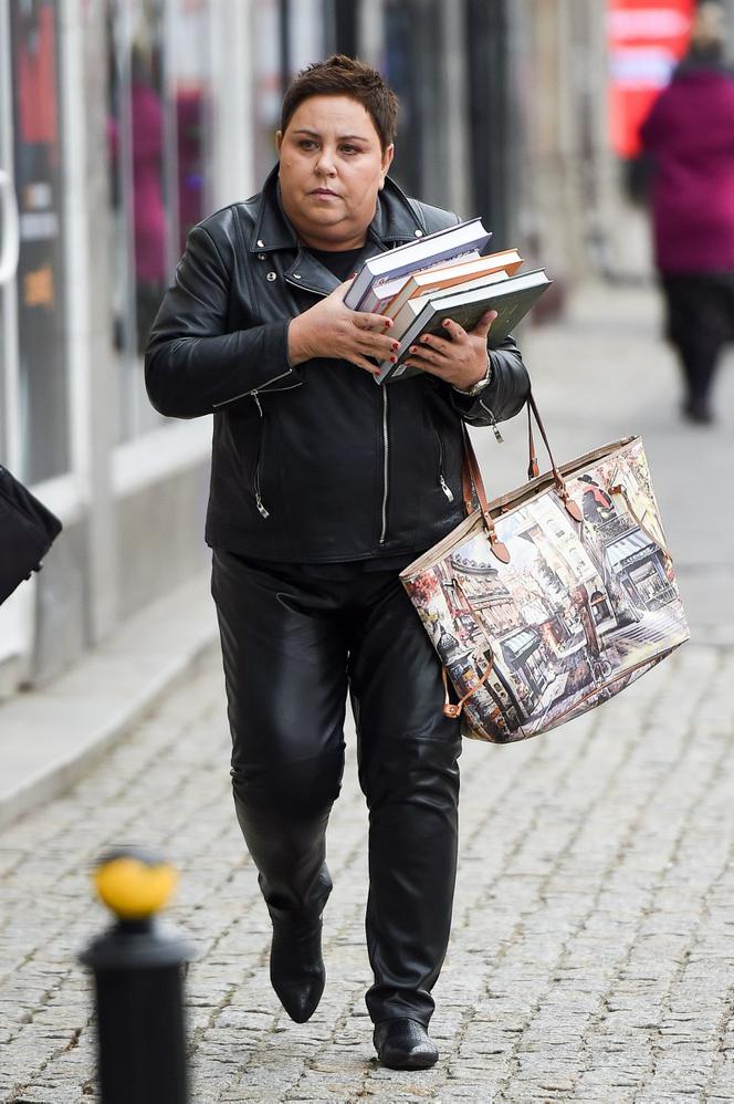  Powabna Dorota Wellman w obcisłej skórze pędzi na zakupy. PAPARAZZI 