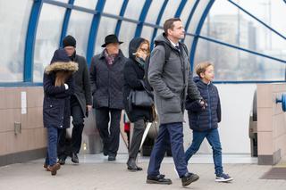 Rafał Trzaskowski jedzie z rodziną metrem na zaprzysiężenie