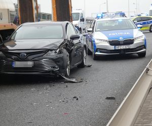 Tajemniczy pościg w Al. Jerozolimskich zakończony kolizją. Duża akcja policji 